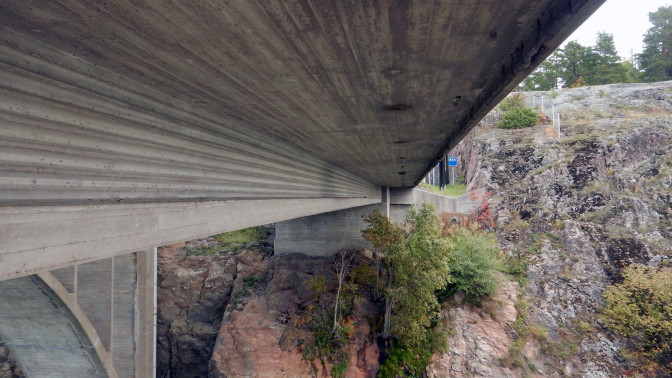 Kuva sillasta, kuvattuna sillan alapuolelta.