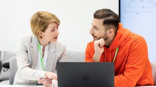 Nainen ja mies toimistolla