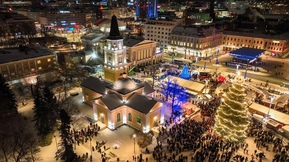 Tampereen Vanhan kirkon uusi ulkovalaistus ilmasta kuvattuna.