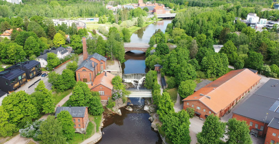 Helsingin Vanhankaupunginkosken länsihaaran pato.