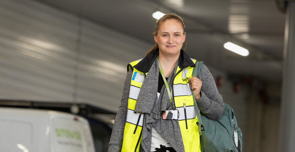 Tuisku Khan keltaisessa huomioliivissä työtehtävissään.