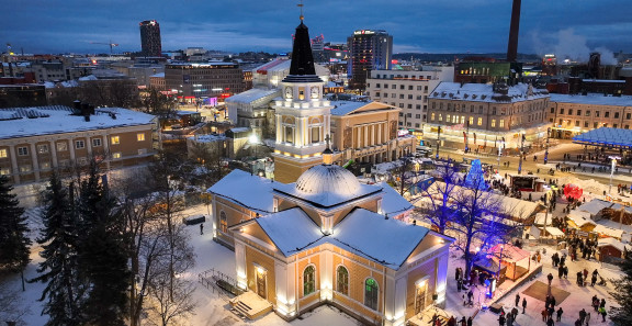 Tampereen Vanhan kirkon uusi ulkovalaistus.